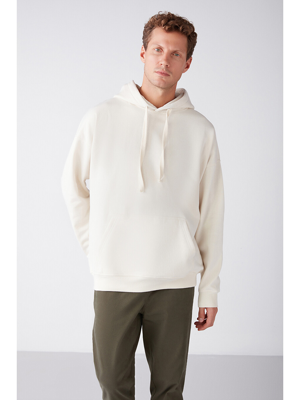Steve Erkek Yumusaçık Kumaşlı Kordonlu Oversize Kapüşonlu Kanguru Cepli Ekru Sweatshirt-1