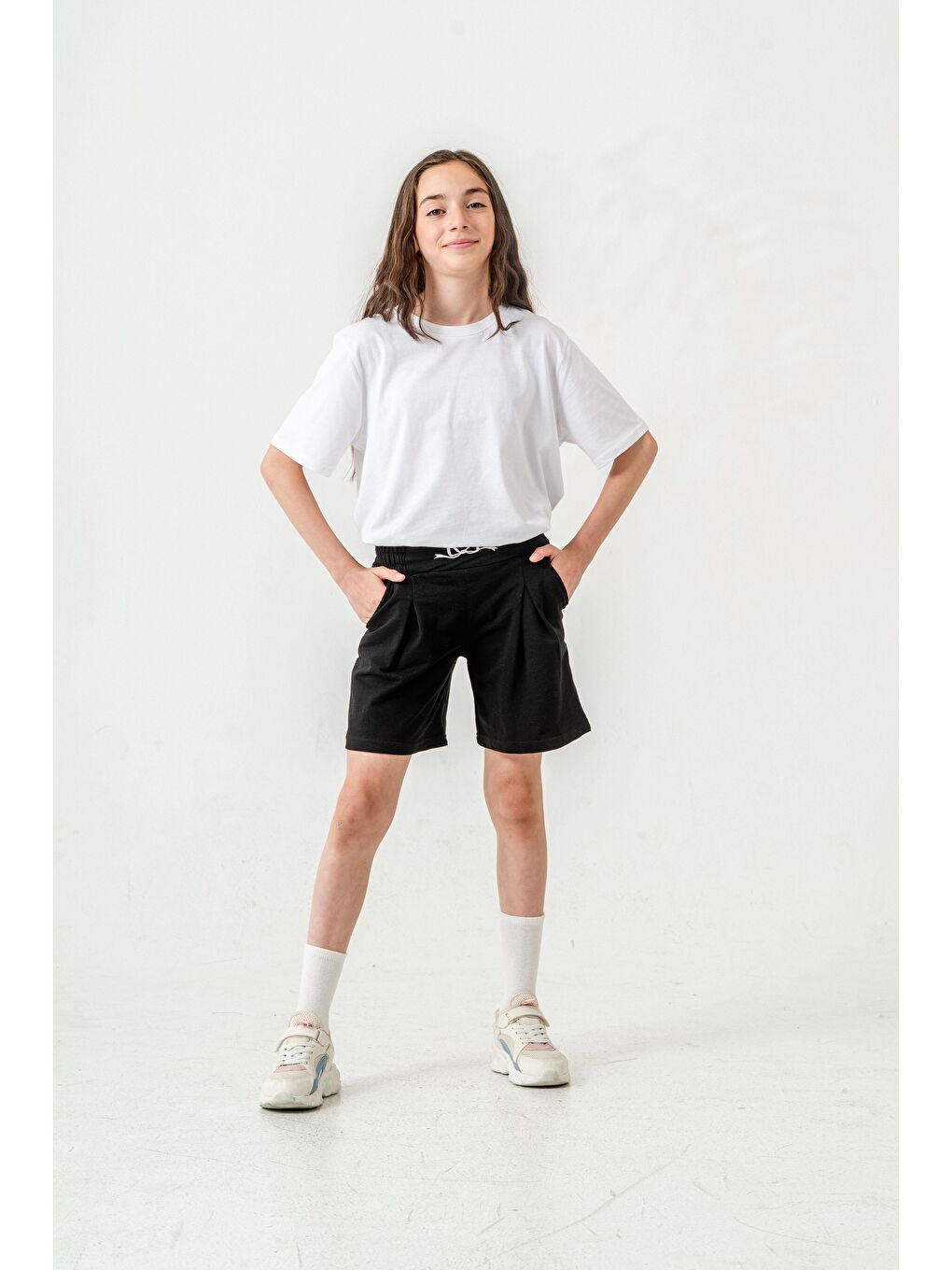 Siyah Kemer Ortası Nakışlı Kız Çocuk Şort