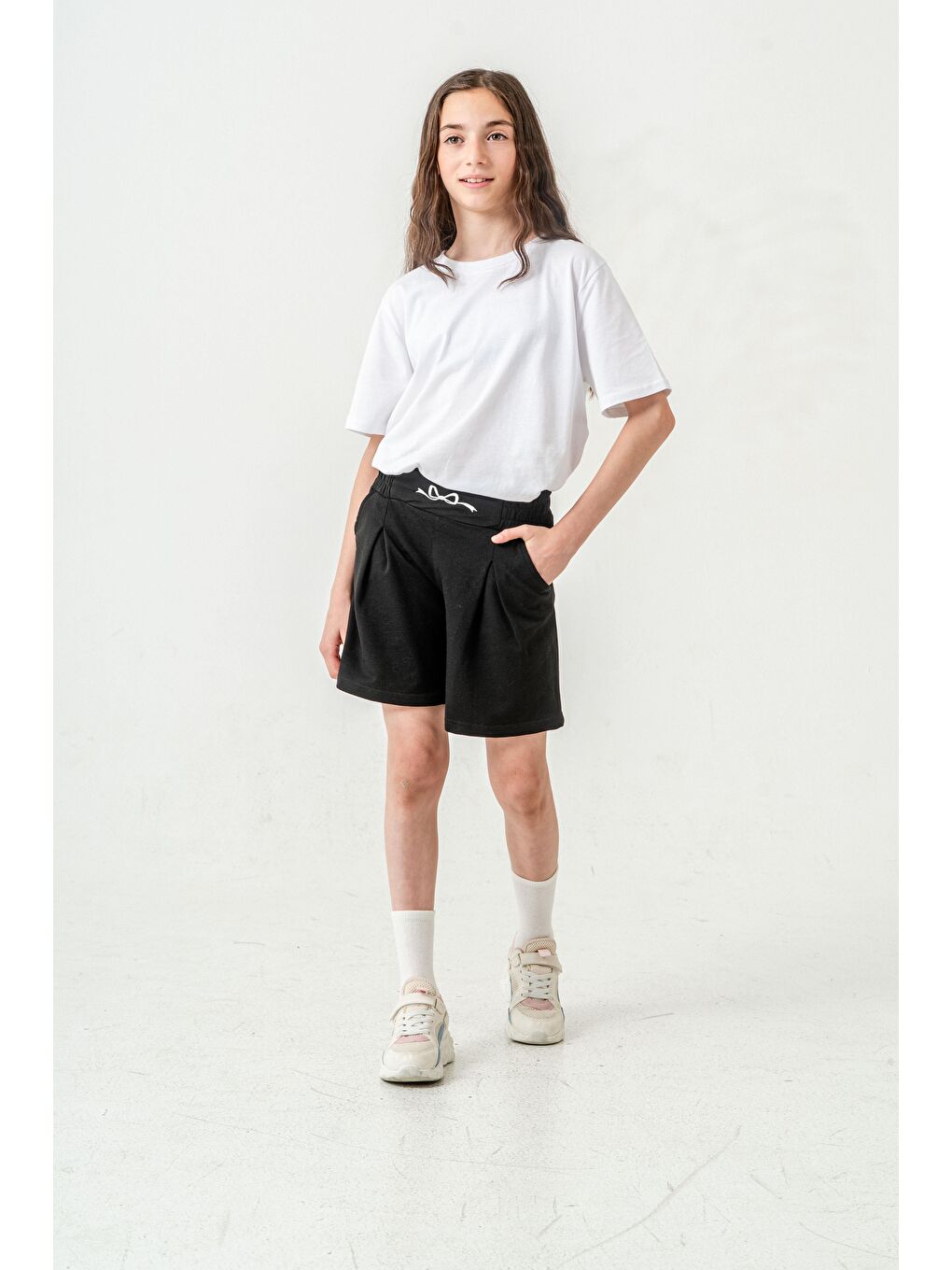 Siyah Kemer Ortası Nakışlı Kız Çocuk Şort-3