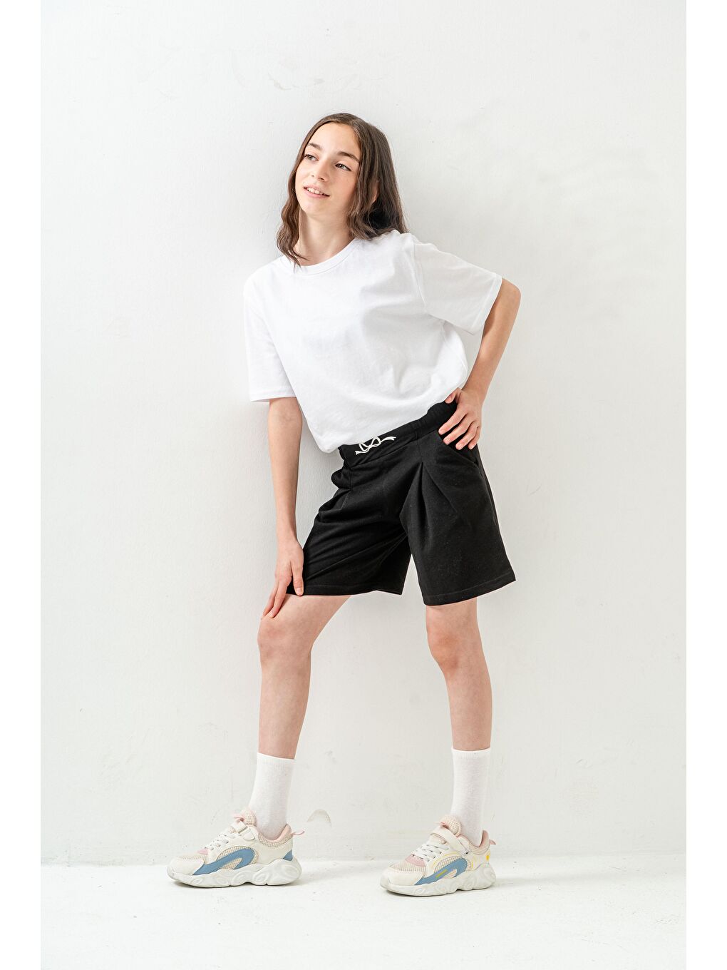 Siyah Kemer Ortası Nakışlı Kız Çocuk Şort-4