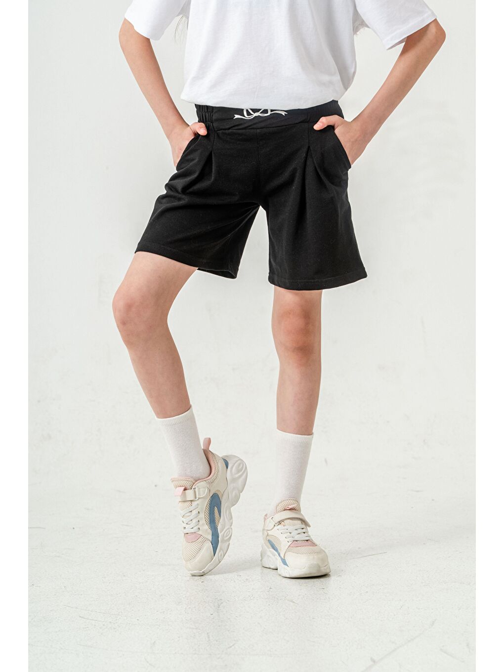 Siyah Kemer Ortası Nakışlı Kız Çocuk Şort-9