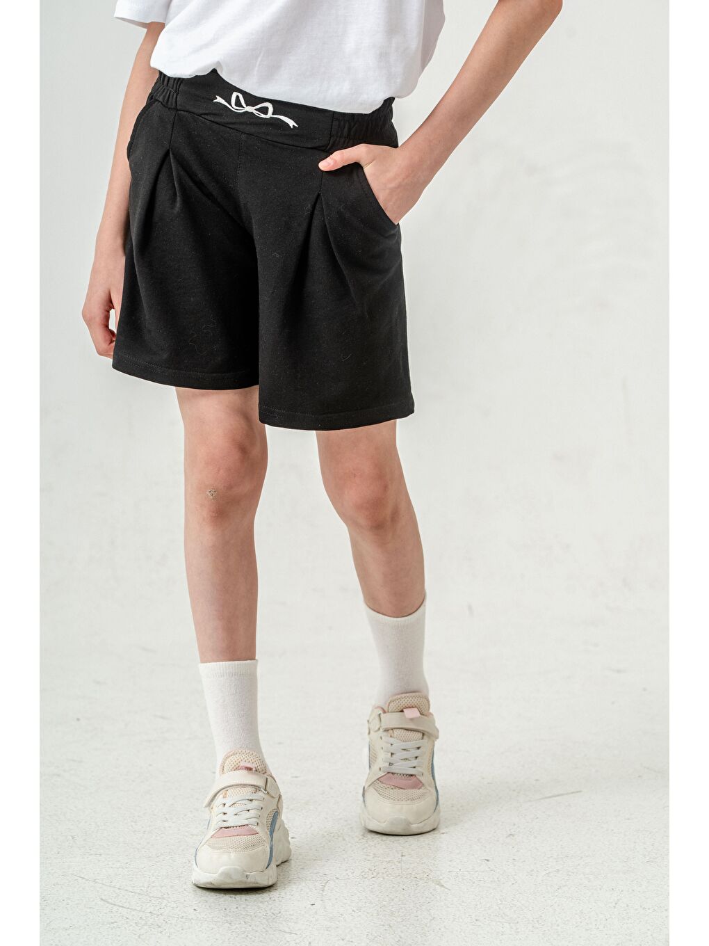 Siyah Kemer Ortası Nakışlı Kız Çocuk Şort-10