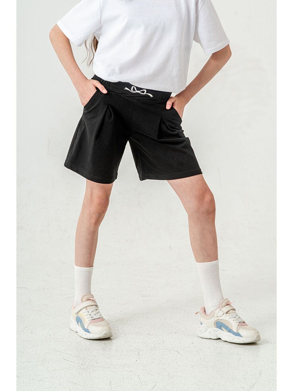 Siyah Kemer Ortası Nakışlı Kız Çocuk Şort-11