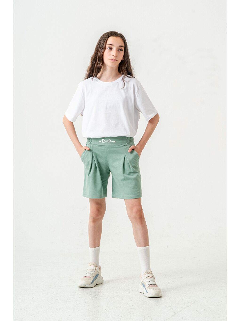 Yeşil Kemer Ortası Nakışlı Kız Çocuk Şort-1