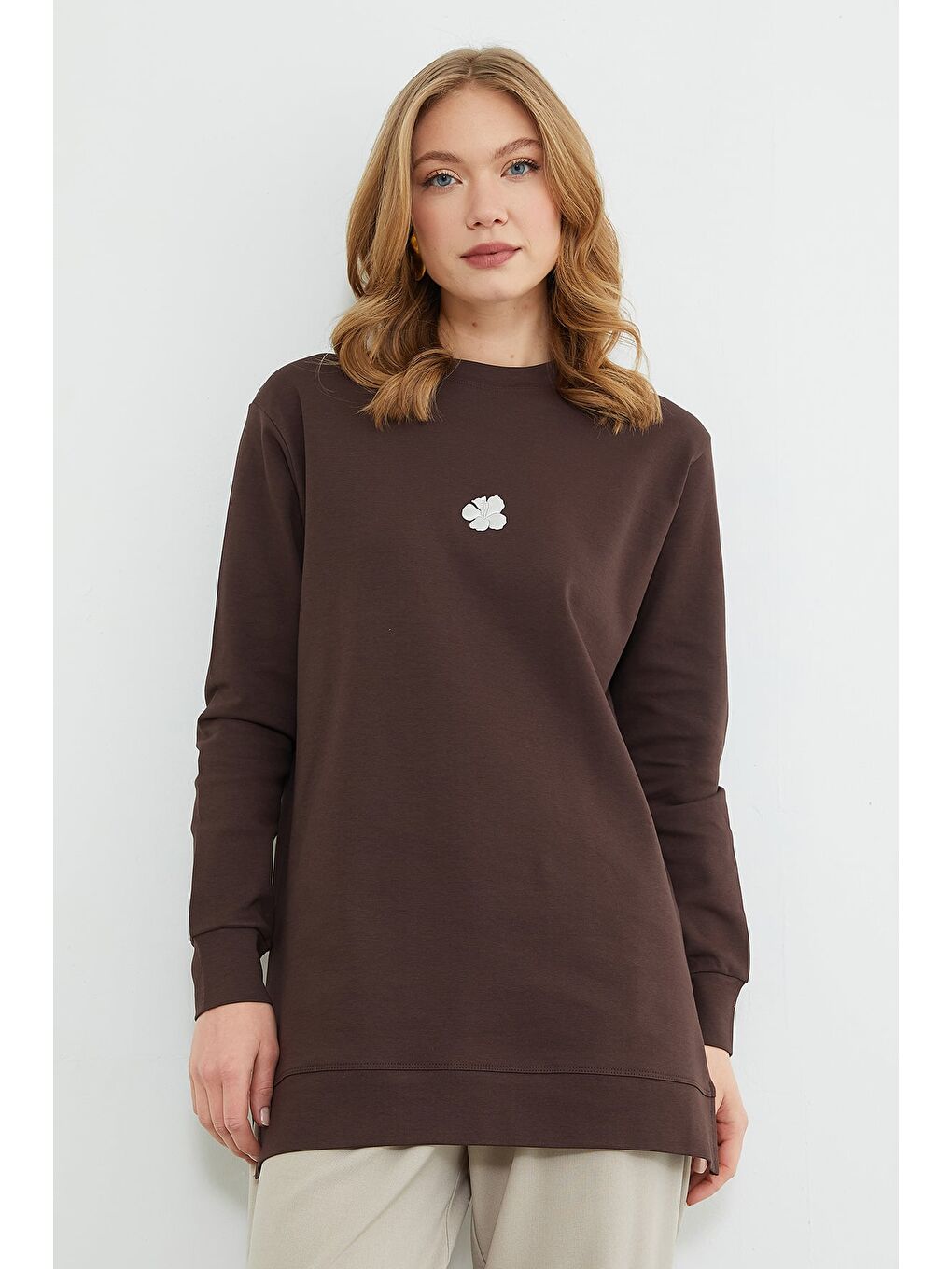 Kahverengi Fullamodest Lotus Çiçeği Kabartmalı Oversize Tunik