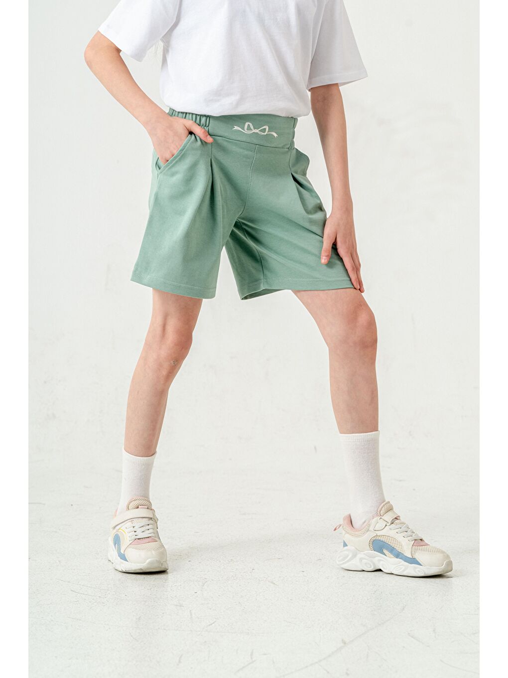 Yeşil Kemer Ortası Nakışlı Kız Çocuk Şort-6