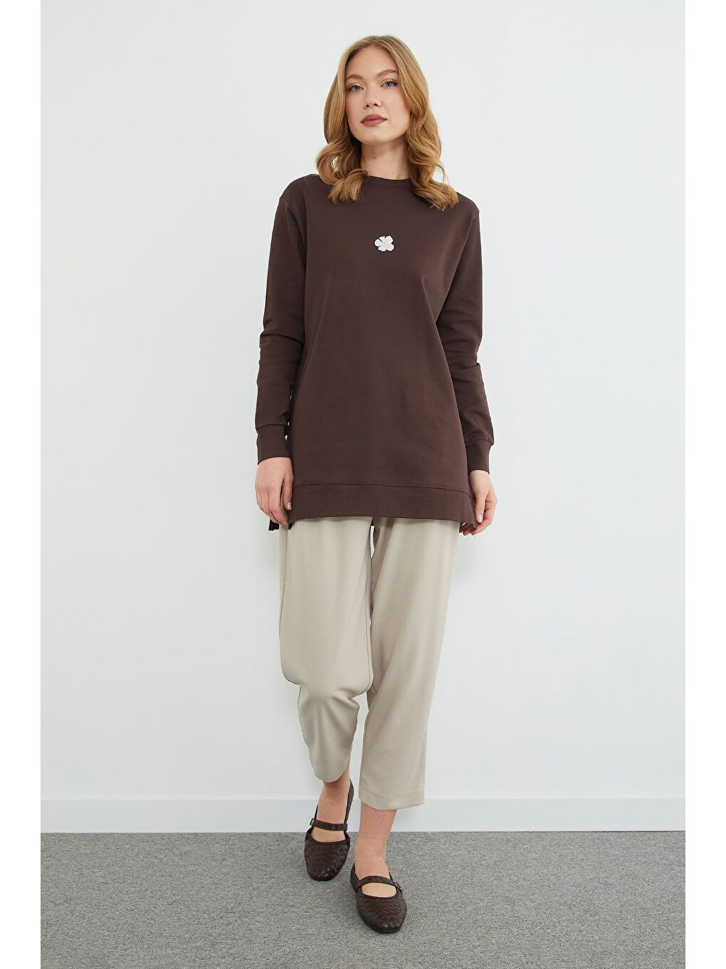 Kahverengi Fullamodest Lotus Çiçeği Kabartmalı Oversize Tunik-1