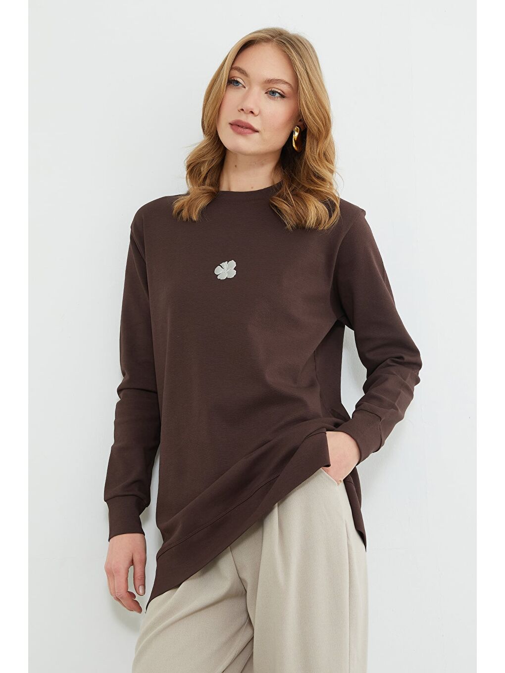 Kahverengi Fullamodest Lotus Çiçeği Kabartmalı Oversize Tunik-2