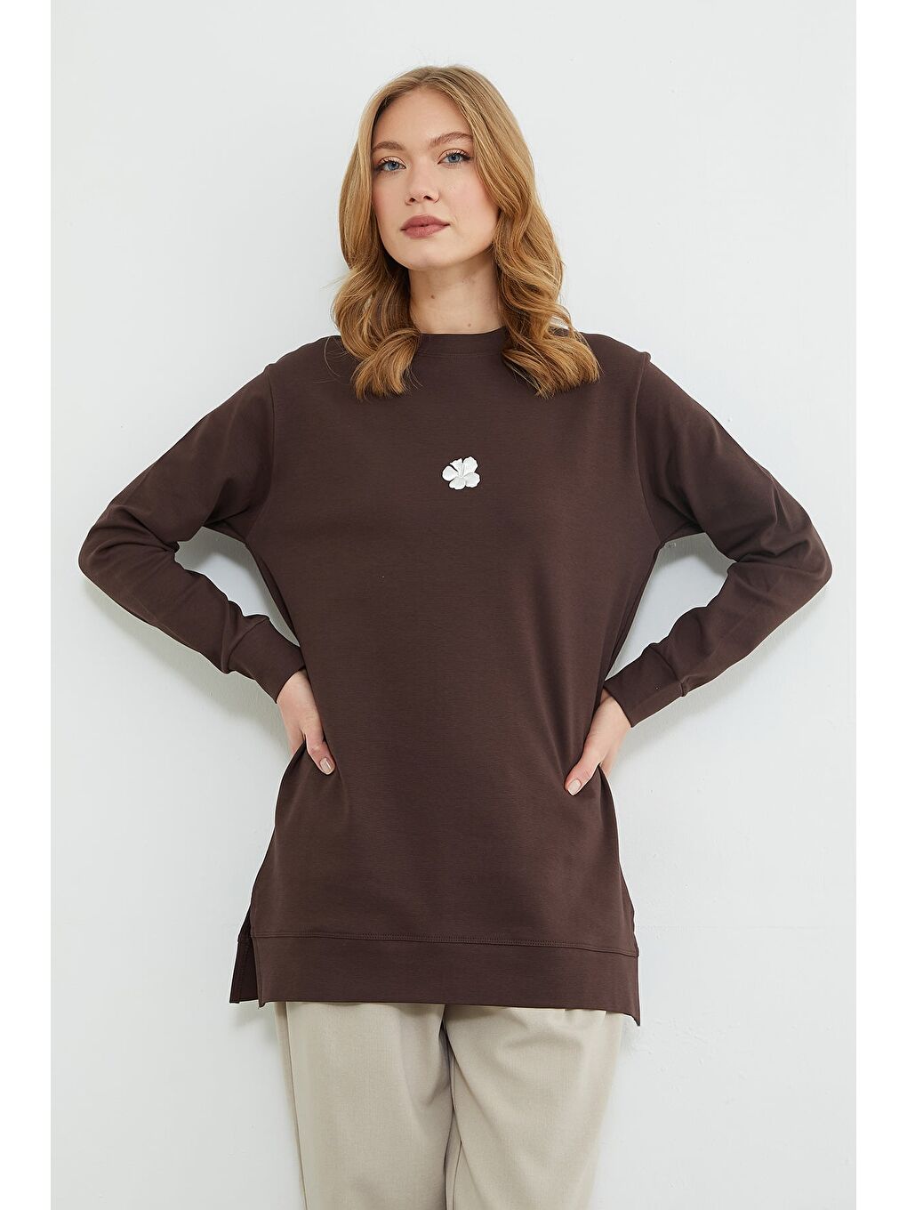 Kahverengi Fullamodest Lotus Çiçeği Kabartmalı Oversize Tunik-3