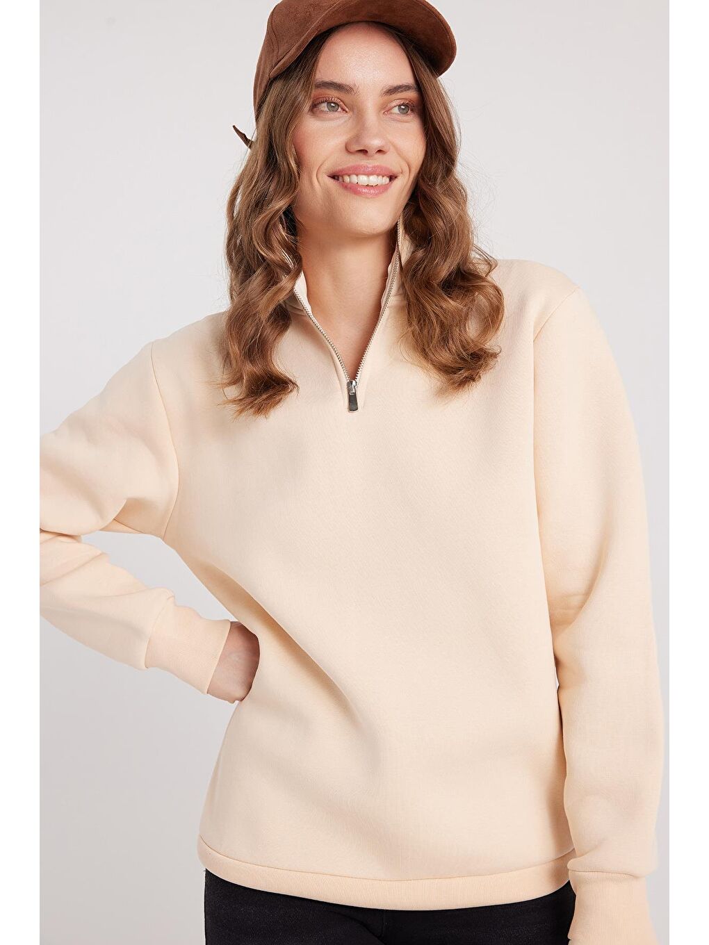 Kadın Relax Fit Rahat Kesim Pamuklu İçi Polarlı Yarım Fermuarlı Ekru Dik Yaka Sweatshirt-4