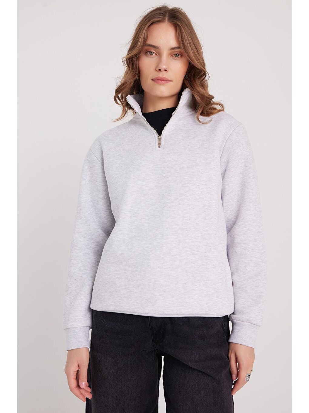 Kadın Relax Fit Rahat Kesim Pamuklu İçi Polarlı Yarım Fermuarlı Gri Dik Yaka Sweatshirt-4
