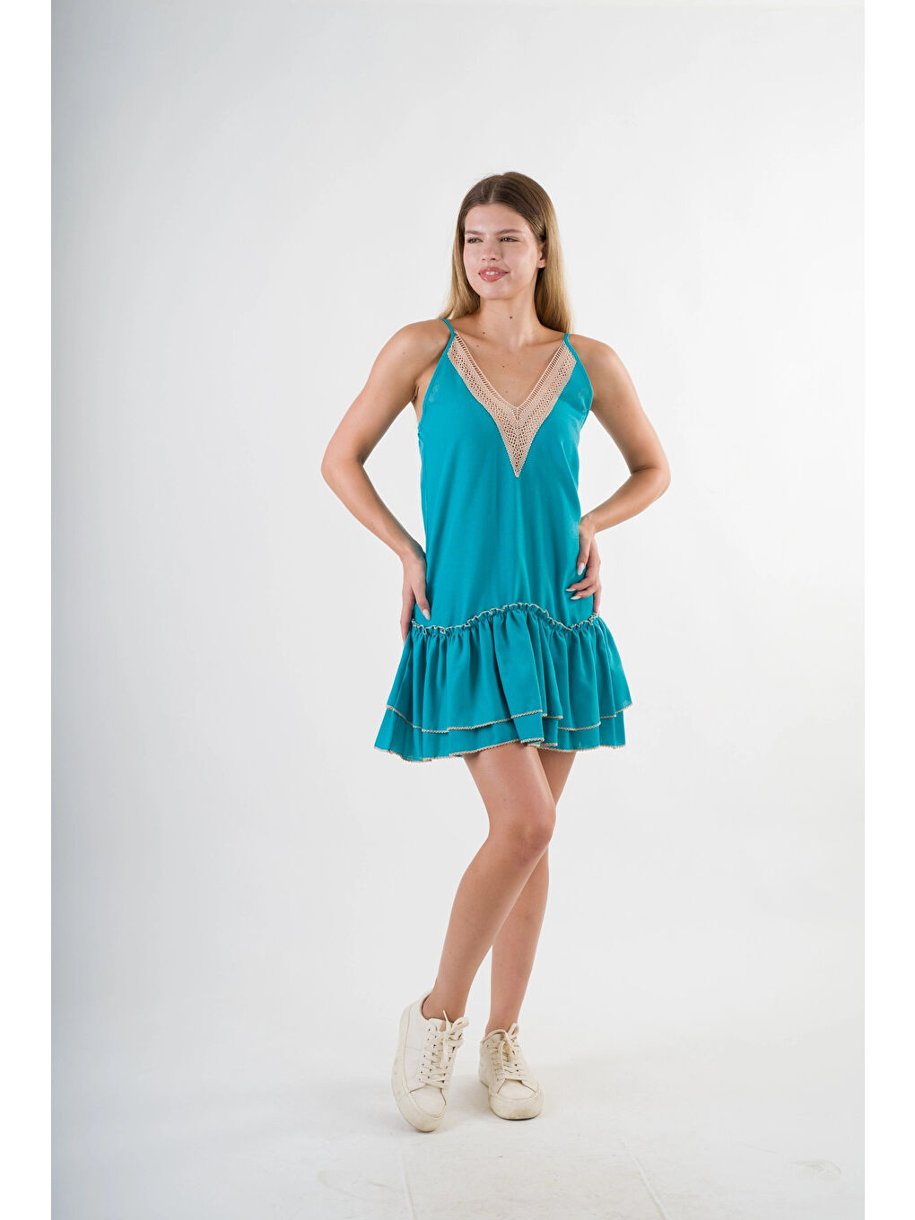 Kadın Turkuaz V Yaka İp Askılı Eteği Pileli Güpür Detaylı Elbise HZL24S-YY244