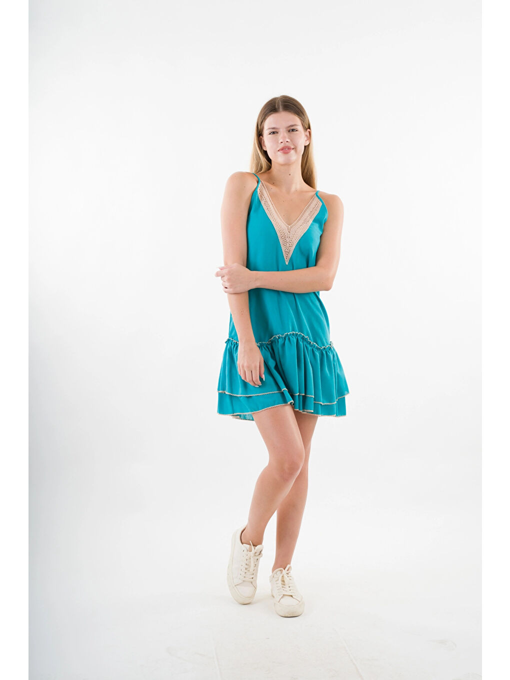 Kadın Turkuaz V Yaka İp Askılı Eteği Pileli Güpür Detaylı Elbise HZL24S-YY244-4