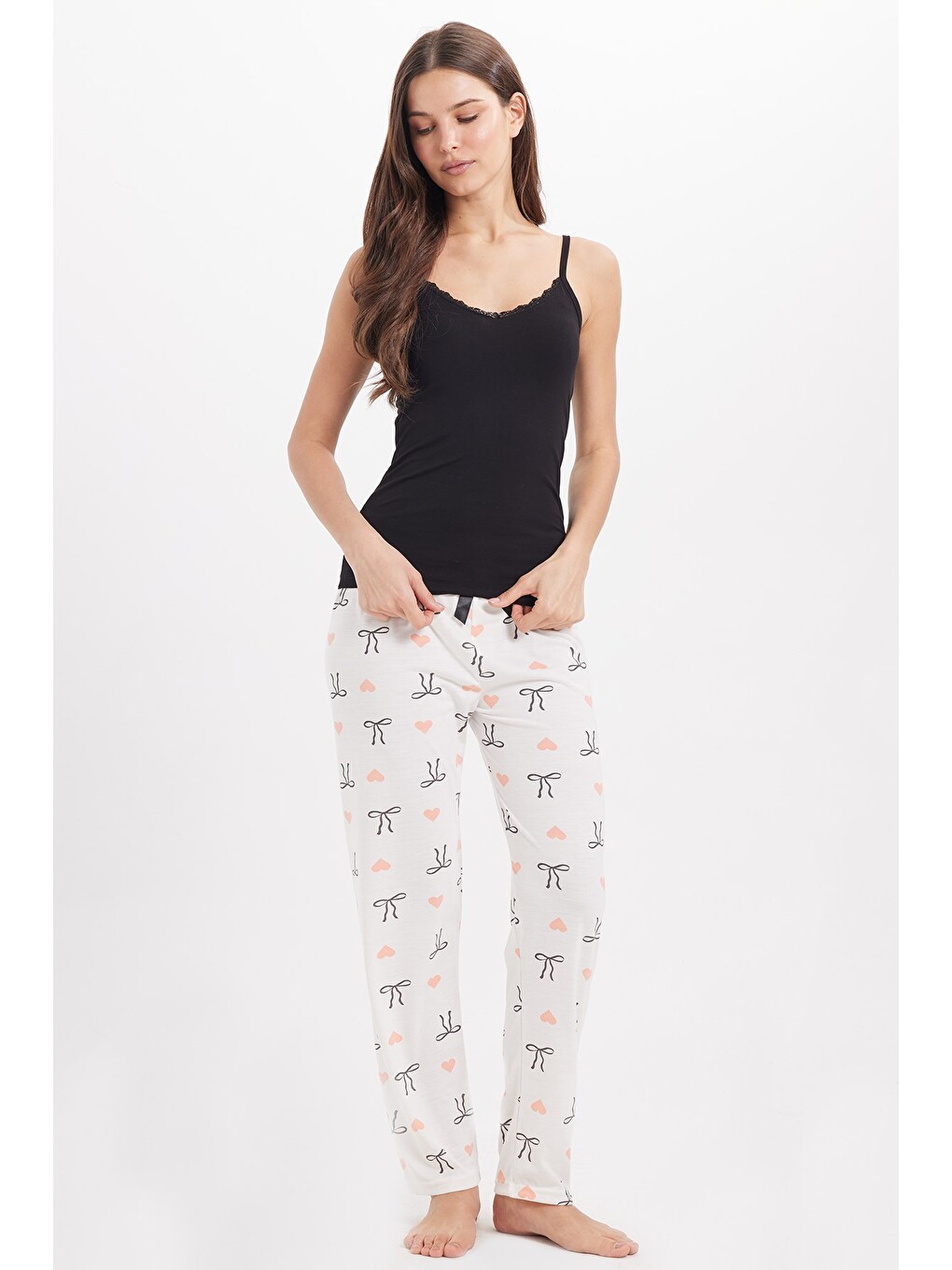 Kadın Regular Fit Klasik Kesim Viskon Beli Lastikli Fiyonk Detaylı Baskılı Beyaz Pijama Altı-3