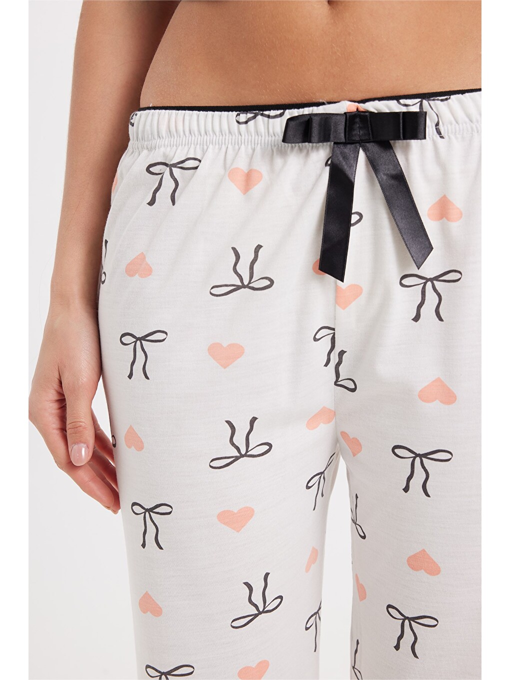 Kadın Regular Fit Klasik Kesim Viskon Beli Lastikli Fiyonk Detaylı Baskılı Beyaz Pijama Altı-4