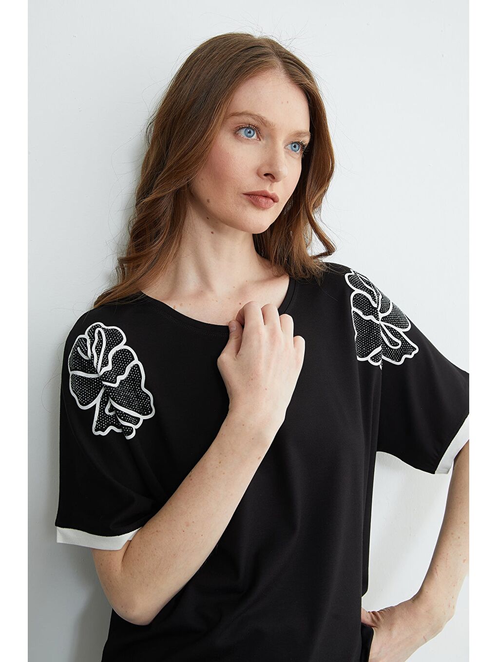 Siyah Taşlı Çiçek Baskılı Salaş Tişört-1