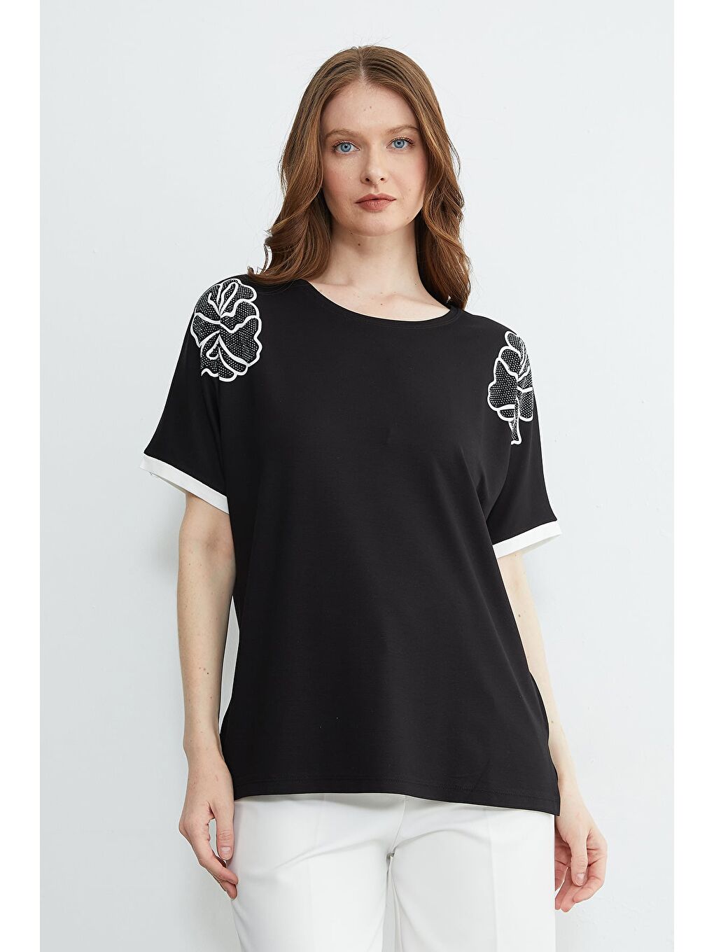 Siyah Taşlı Çiçek Baskılı Salaş Tişört-2