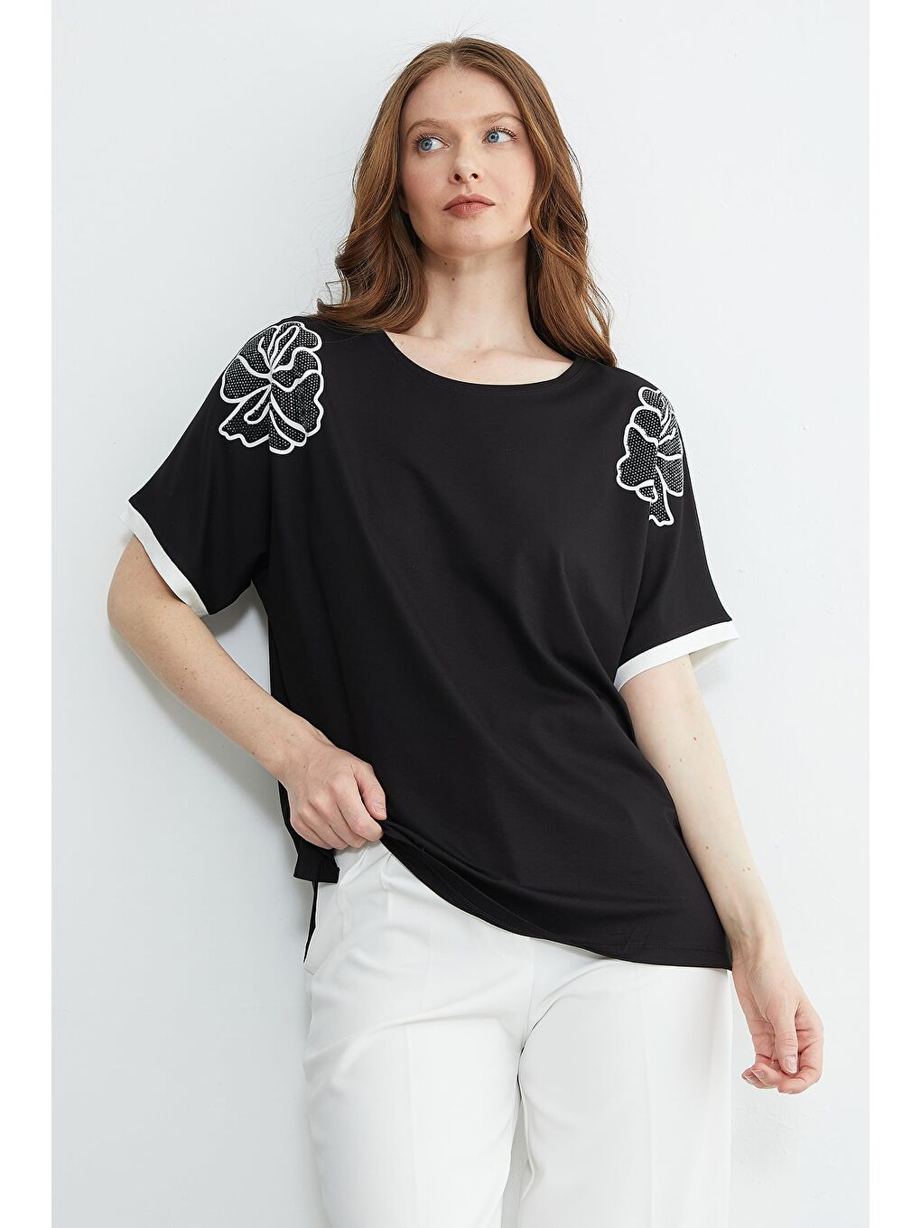 Siyah Taşlı Çiçek Baskılı Salaş Tişört-3