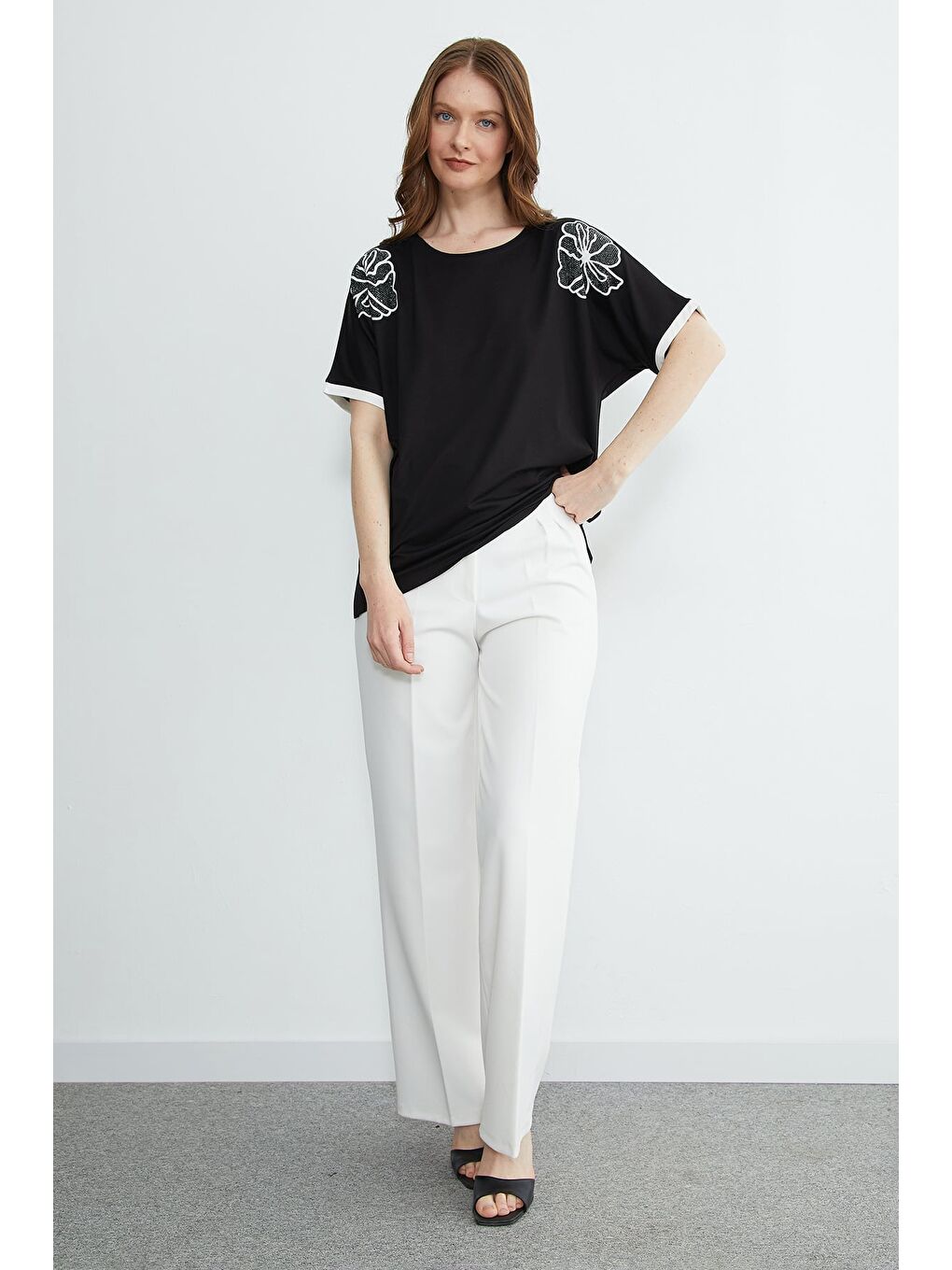 Siyah Taşlı Çiçek Baskılı Salaş Tişört-4