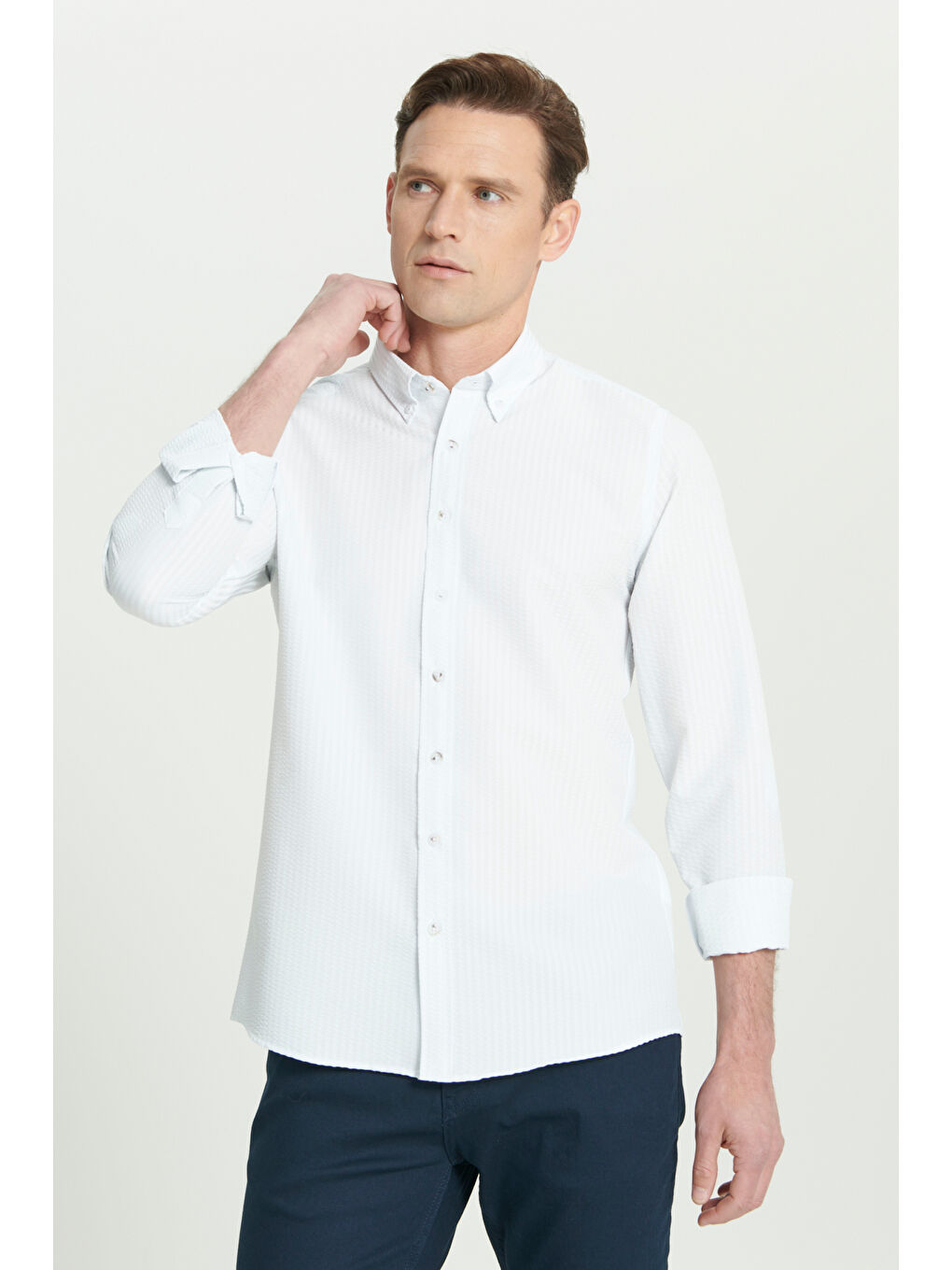 Erkek Beyaz Slim Fit Dar Kesim Gofre Desenli Düğmeli Yaka Hafif Kumaş Gömlek