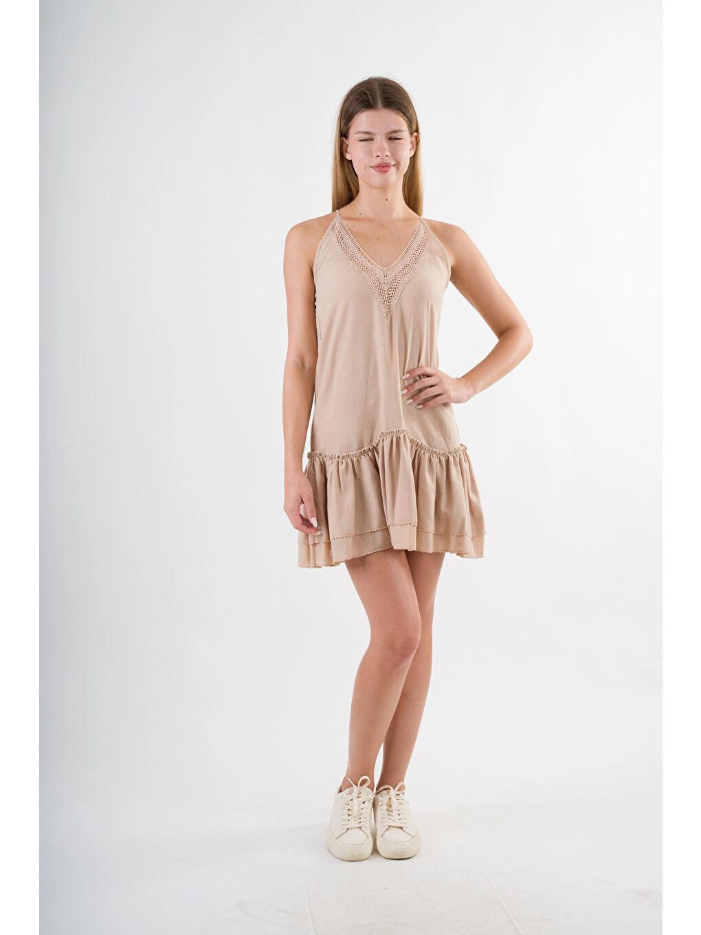Kadın Bej V Yaka İp Askılı Eteği Pileli Güpür Detaylı Elbise HZL24S-YY244-1