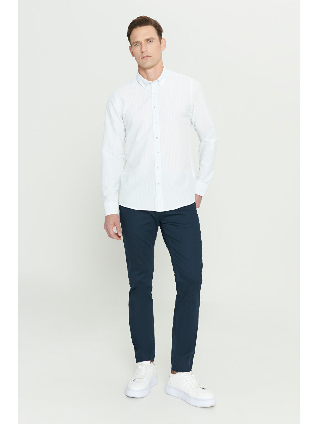 Erkek Beyaz Slim Fit Dar Kesim Gofre Desenli Düğmeli Yaka Hafif Kumaş Gömlek-1