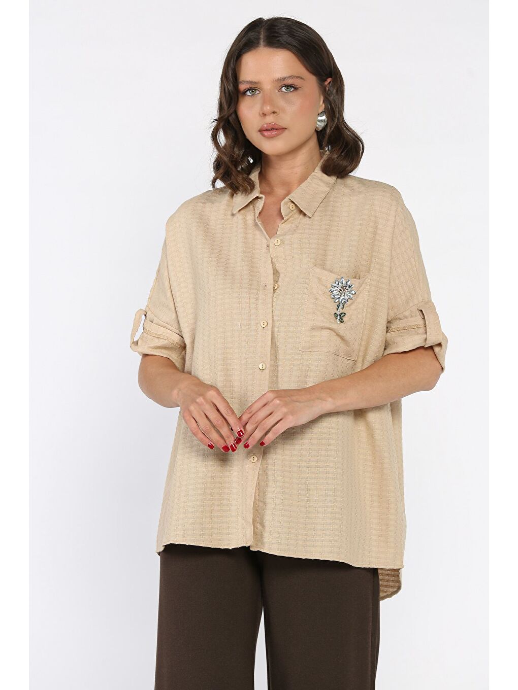 Bej Kadın Çiçek Aksesuarlı Cepli Salaş Gömlek-1