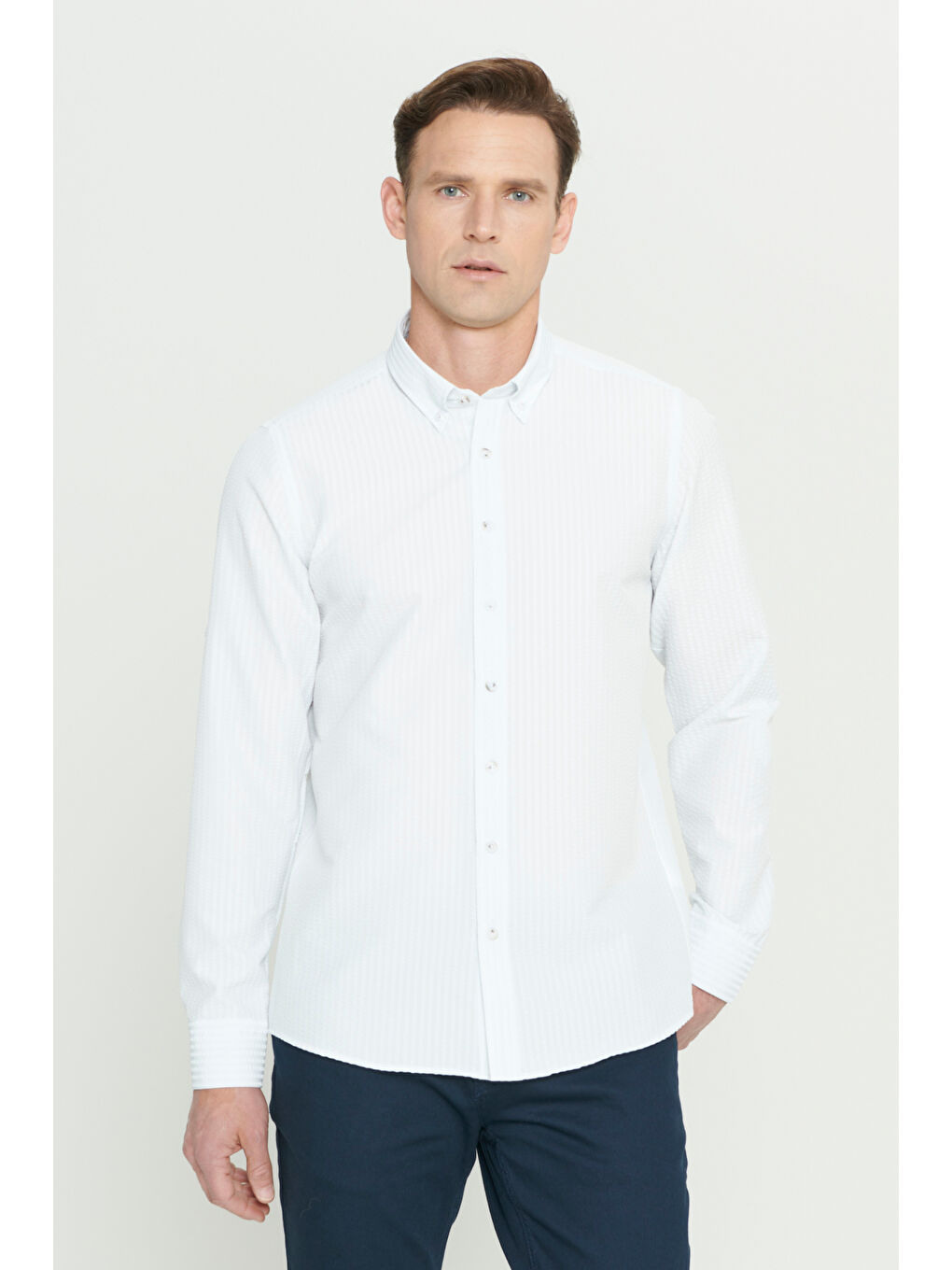 Erkek Beyaz Slim Fit Dar Kesim Gofre Desenli Düğmeli Yaka Hafif Kumaş Gömlek-2