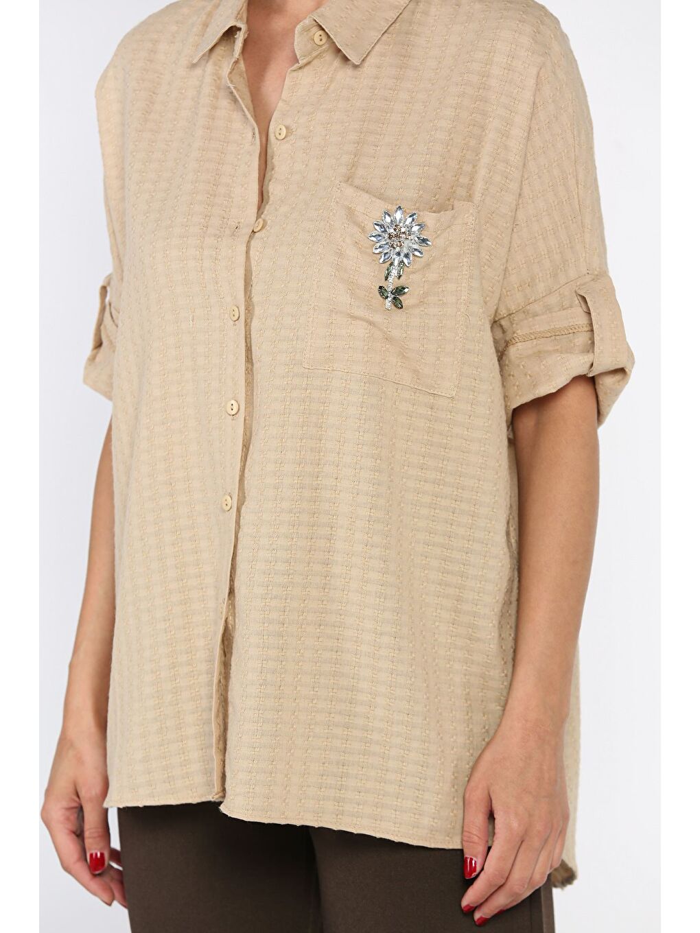 Bej Kadın Çiçek Aksesuarlı Cepli Salaş Gömlek-3