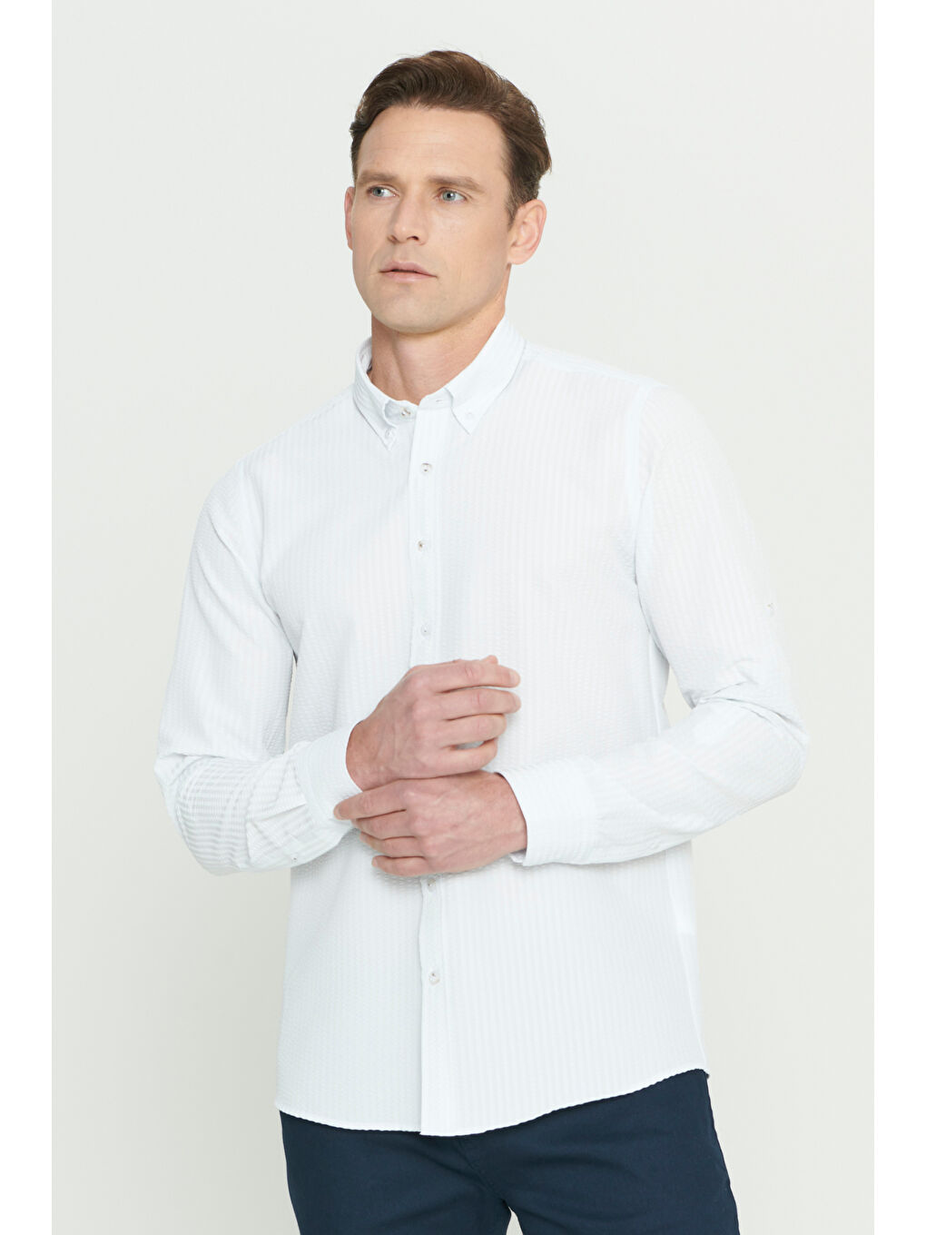 Erkek Beyaz Slim Fit Dar Kesim Gofre Desenli Düğmeli Yaka Hafif Kumaş Gömlek-3