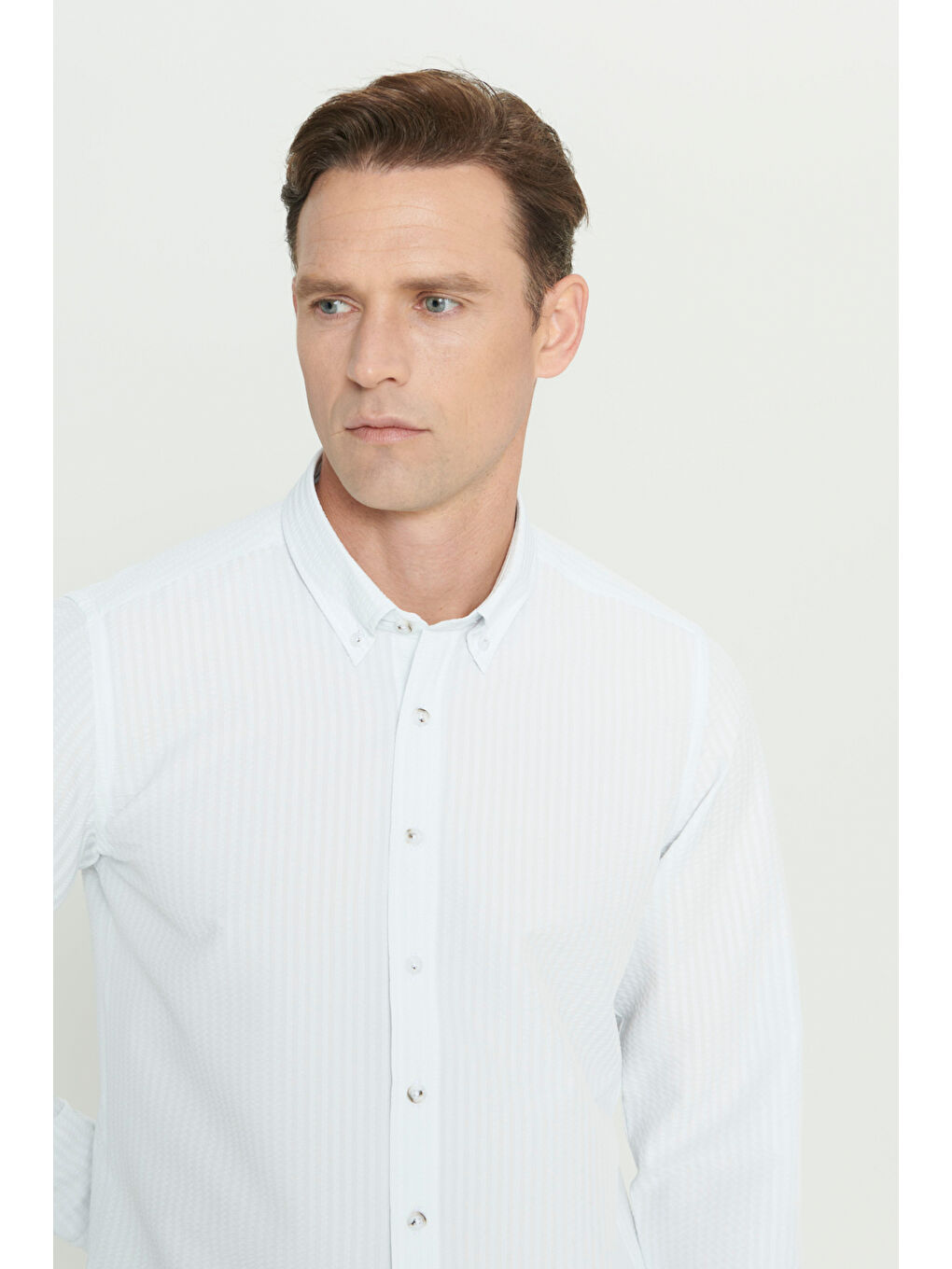 Erkek Beyaz Slim Fit Dar Kesim Gofre Desenli Düğmeli Yaka Hafif Kumaş Gömlek-4