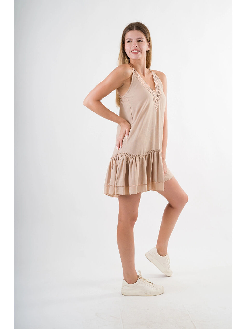 Kadın Bej V Yaka İp Askılı Eteği Pileli Güpür Detaylı Elbise HZL24S-YY244-3