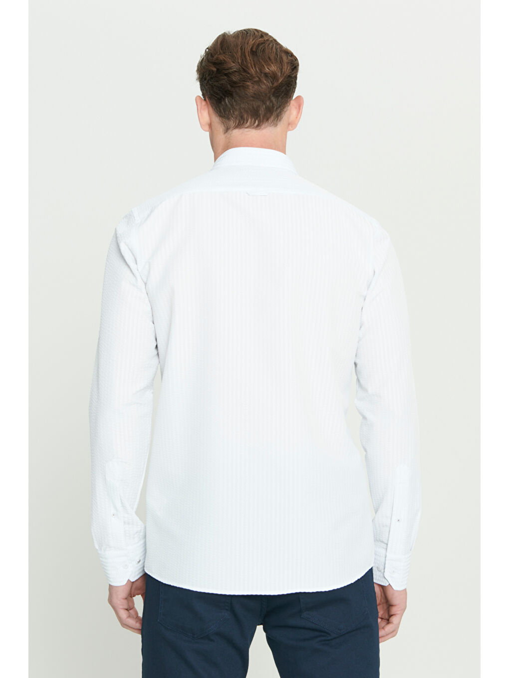 Erkek Beyaz Slim Fit Dar Kesim Gofre Desenli Düğmeli Yaka Hafif Kumaş Gömlek-5