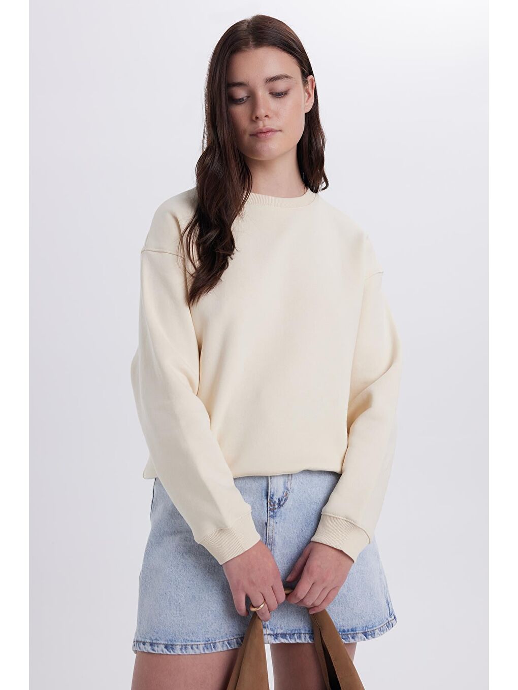 Bej Kadın Oversize Geniş Kesim Pamuklu Bisiklet Yaka Taş Sweatshirt-1