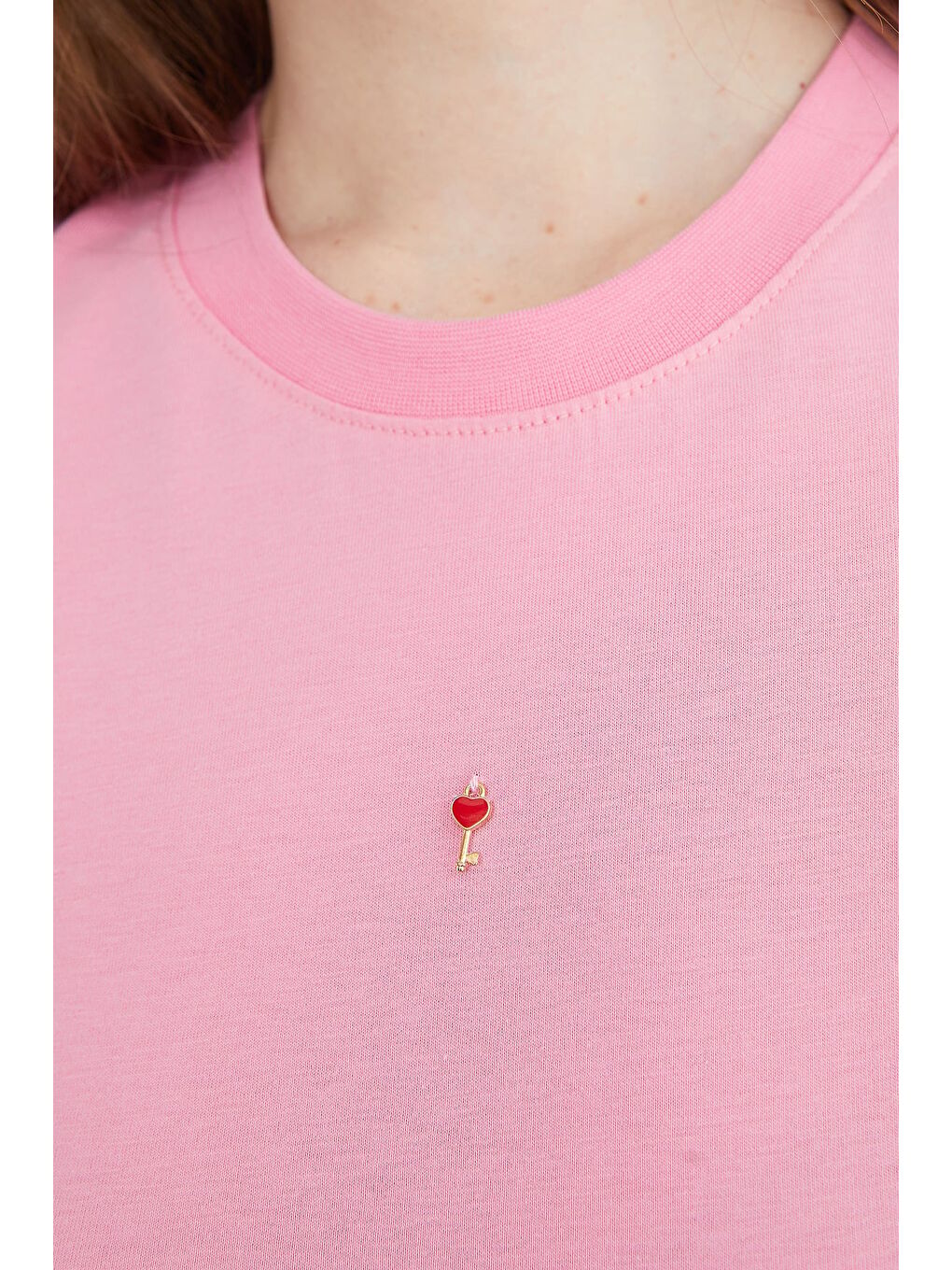 Pembe Anahtar Aksesuarlı Bisiklet Yaka Tişört-1