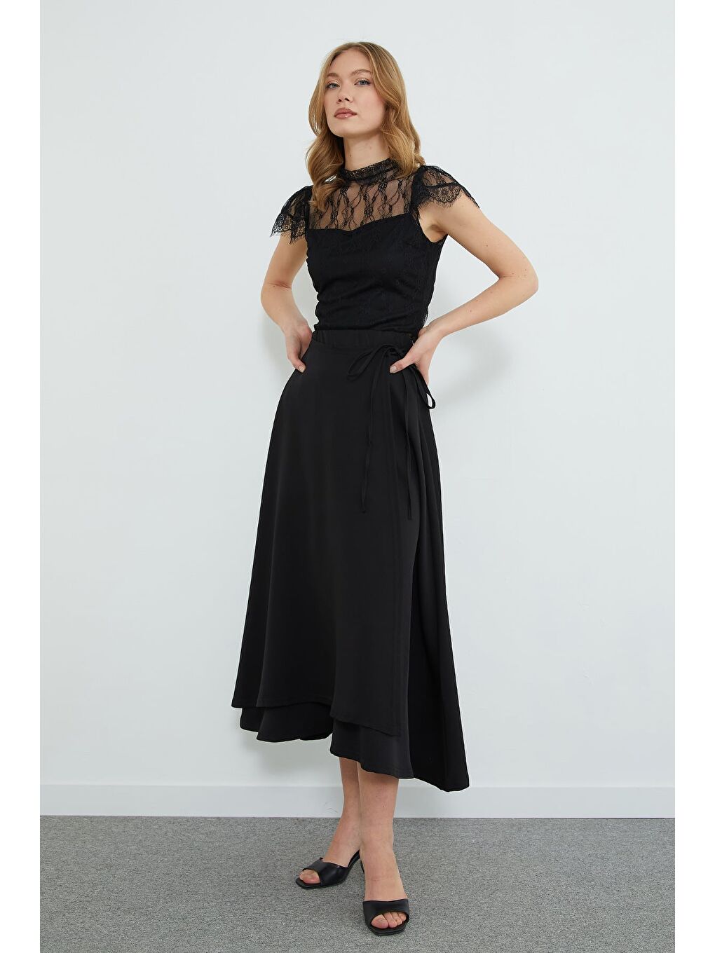 Siyah Yandan Bağlamalı Katlı Maxi Boy Etek-4