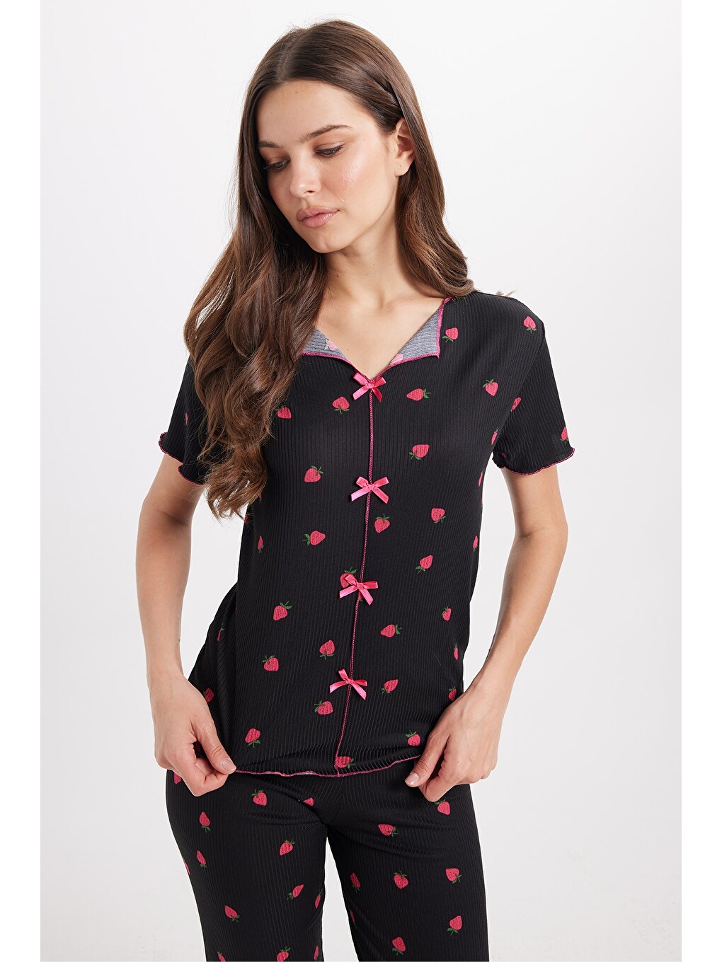 Kadın Standart Fit Normal Kesim Fitilli Görünüm Fiyonk Detaylı Kısa Kol Baskılı Siyah Pijama Takımı-1