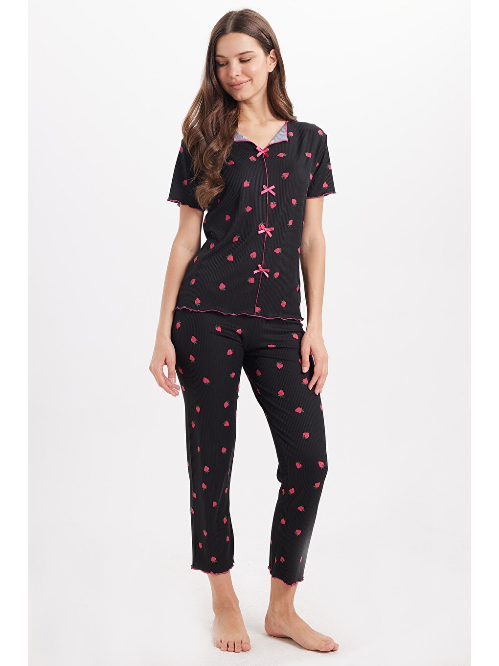 Kadın Standart Fit Normal Kesim Fitilli Görünüm Fiyonk Detaylı Kısa Kol Baskılı Siyah Pijama Takımı-2