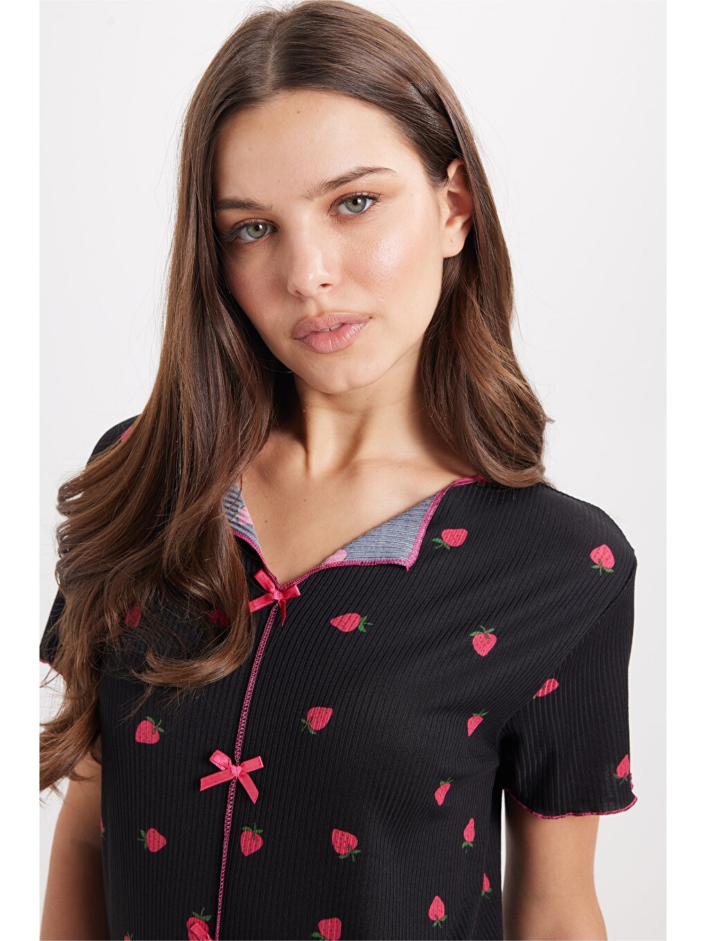 Kadın Standart Fit Normal Kesim Fitilli Görünüm Fiyonk Detaylı Kısa Kol Baskılı Siyah Pijama Takımı-3