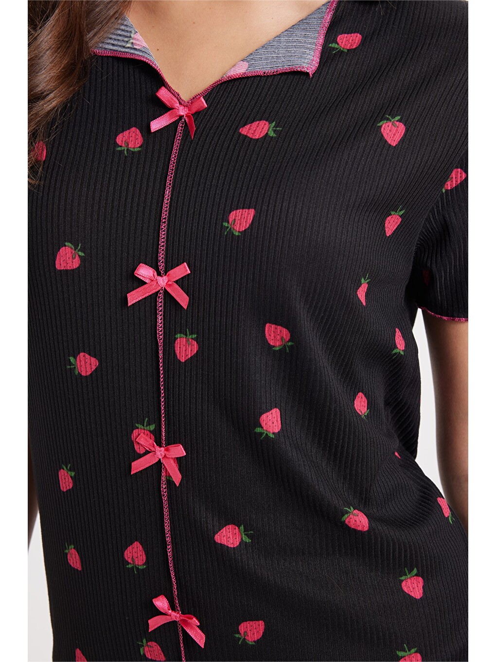 Kadın Standart Fit Normal Kesim Fitilli Görünüm Fiyonk Detaylı Kısa Kol Baskılı Siyah Pijama Takımı-4