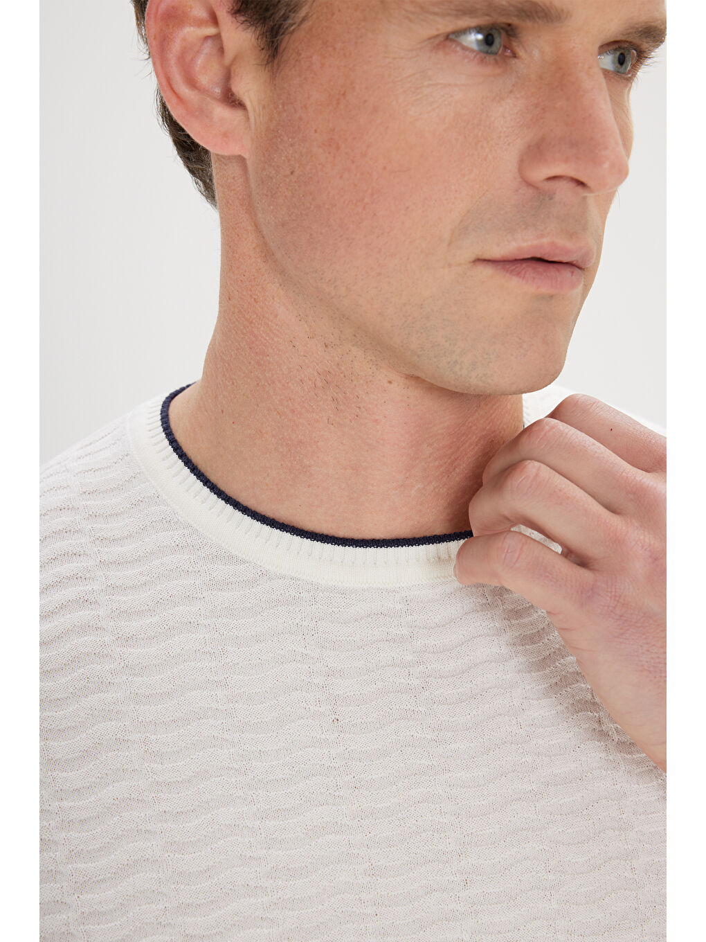 Erkek Ekru-Lacivert %100 Pamuk Normal Kesim Bisiklet Yaka Jakarlı Triko Tişört-3