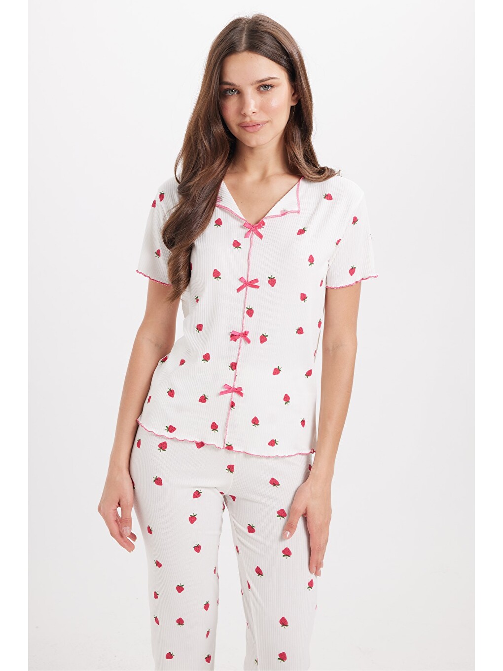 Kadın Standart Fit Normal Kesim Fitilli Görünüm Fiyonk Detaylı Kısa Kol Baskılı Ekru Pijama Takımı-3