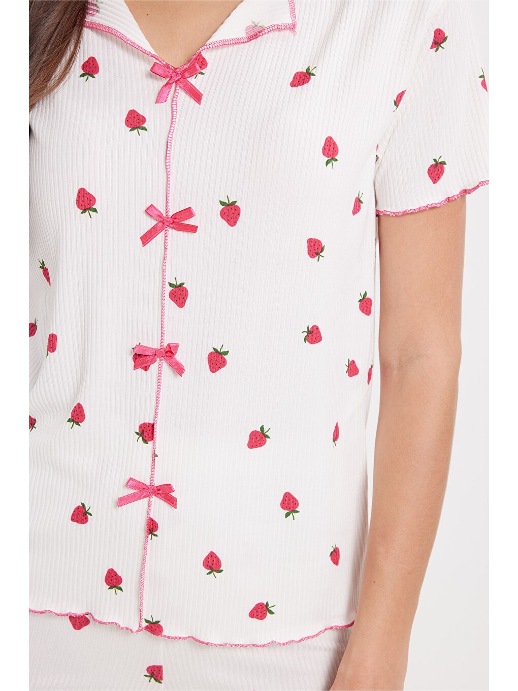Kadın Standart Fit Normal Kesim Fitilli Görünüm Fiyonk Detaylı Kısa Kol Baskılı Ekru Pijama Takımı-4