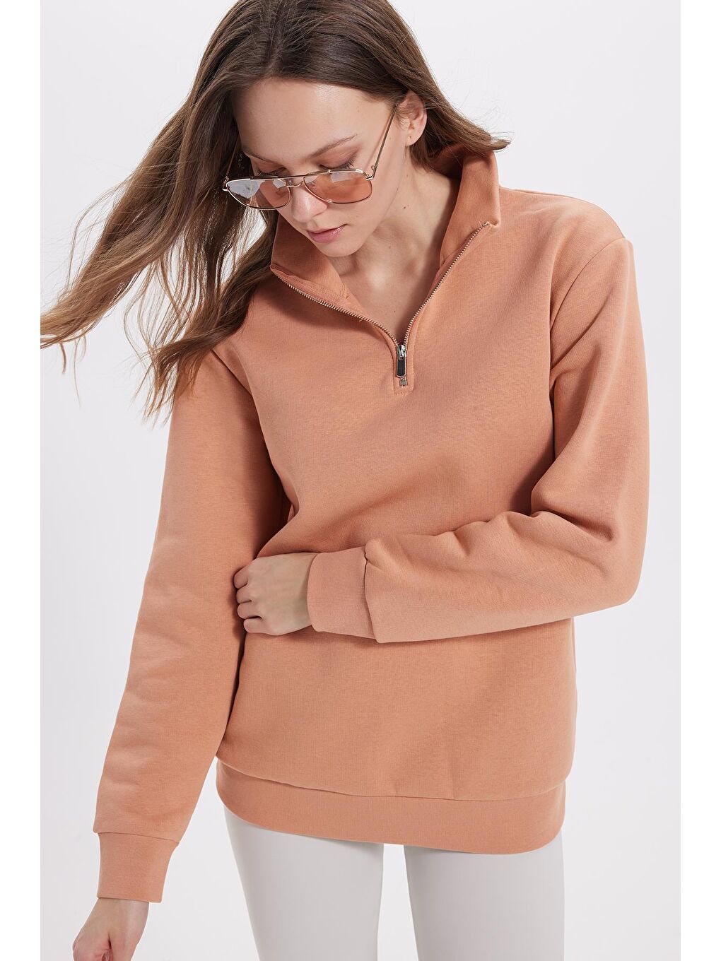Turuncu Kadın Relax Fit Rahat Kesim Pamuklu İçi Polarlı Yarım Fermuarlı Yavruağzı Dik Yaka Sweatshirt-1