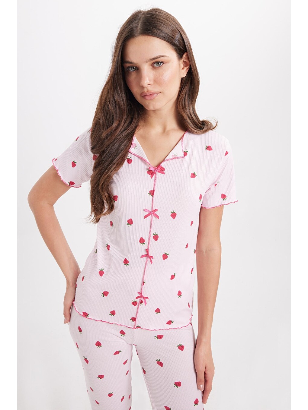 Kadın Standart Fit Normal Kesim Fitilli Görünüm Fiyonk Detaylı Kısa Kol Baskılı Pembe Pijama Takımı-1