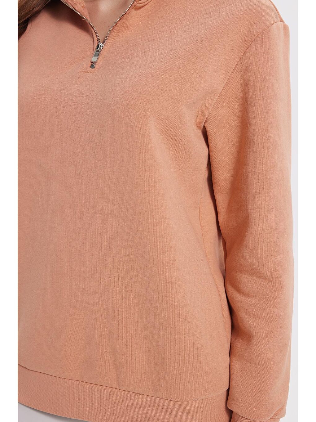 Turuncu Kadın Relax Fit Rahat Kesim Pamuklu İçi Polarlı Yarım Fermuarlı Yavruağzı Dik Yaka Sweatshirt-3