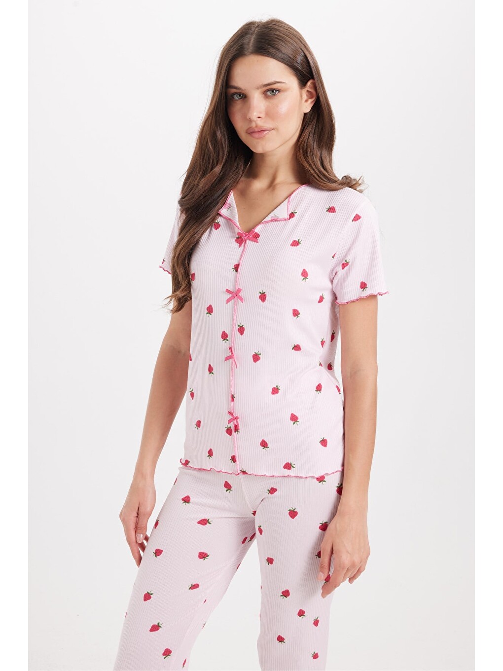 Kadın Standart Fit Normal Kesim Fitilli Görünüm Fiyonk Detaylı Kısa Kol Baskılı Pembe Pijama Takımı-3