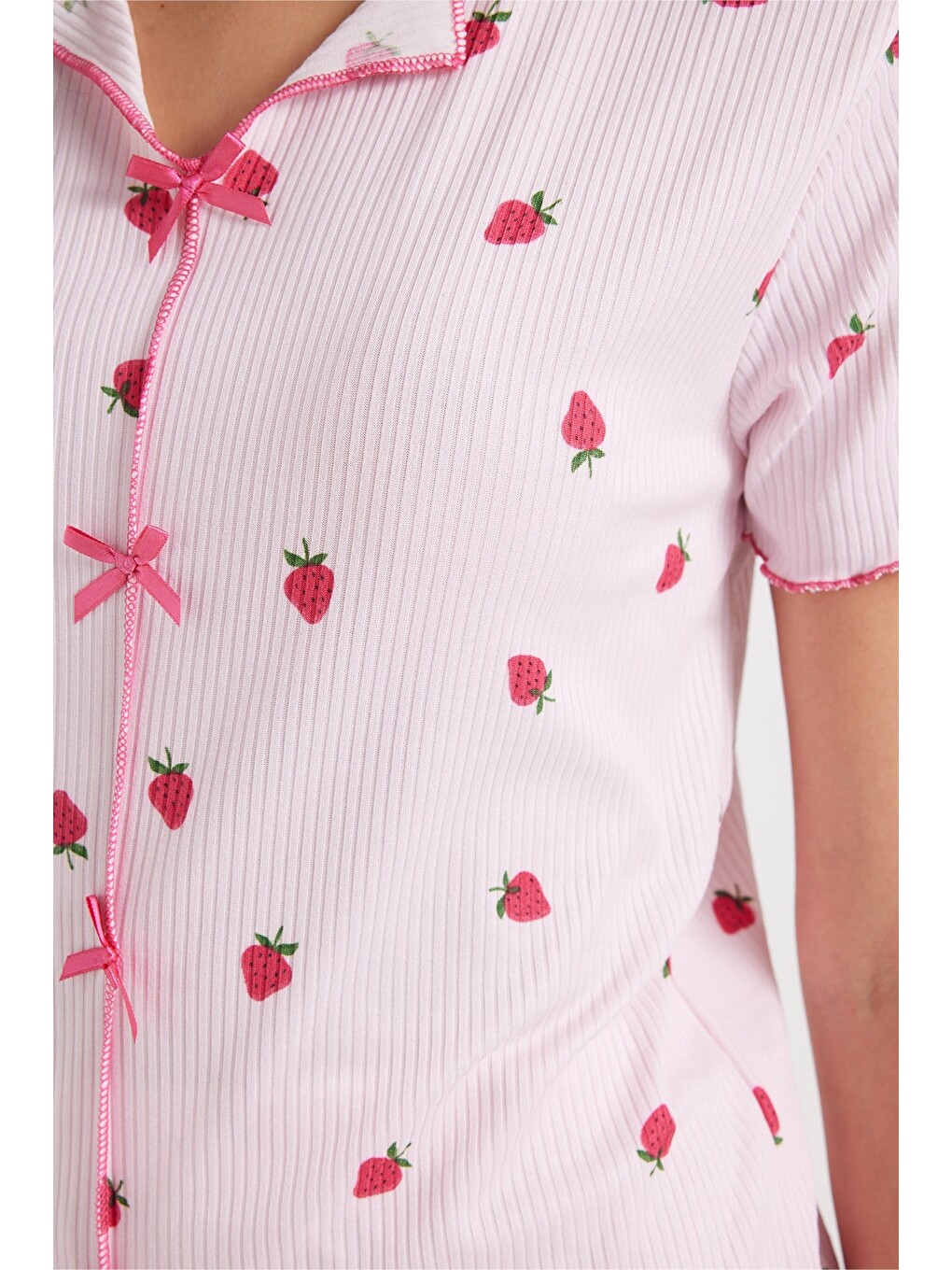 Kadın Standart Fit Normal Kesim Fitilli Görünüm Fiyonk Detaylı Kısa Kol Baskılı Pembe Pijama Takımı-4