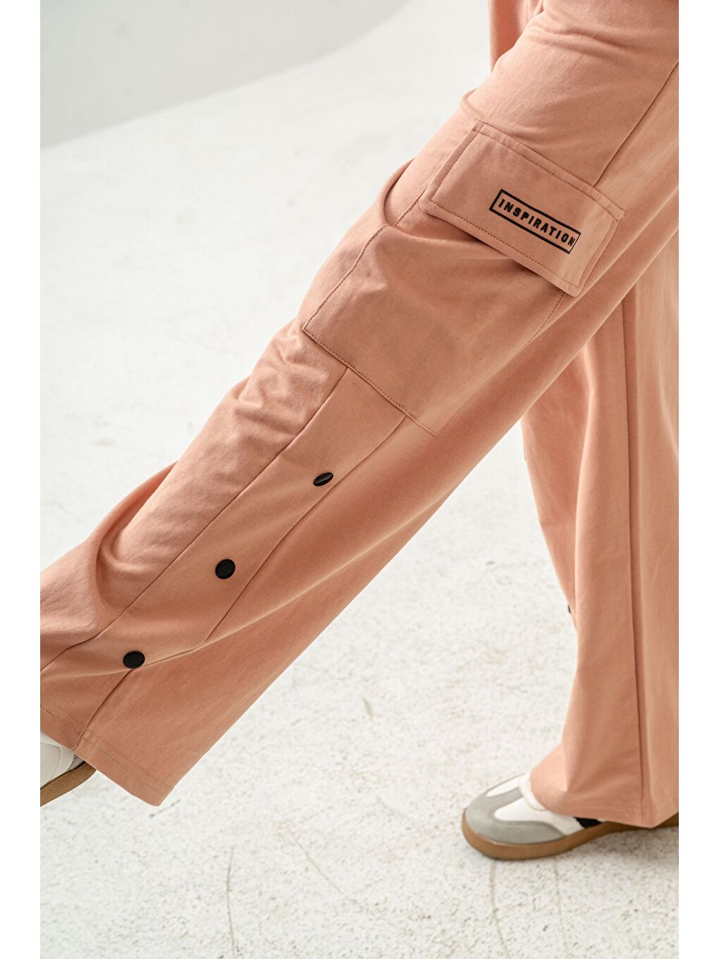 Bej Kargo Cepli Paçalar Rivetli Cep Kapagı Inspiration Baskılı Kız Çocuk Eşofman Altı-10