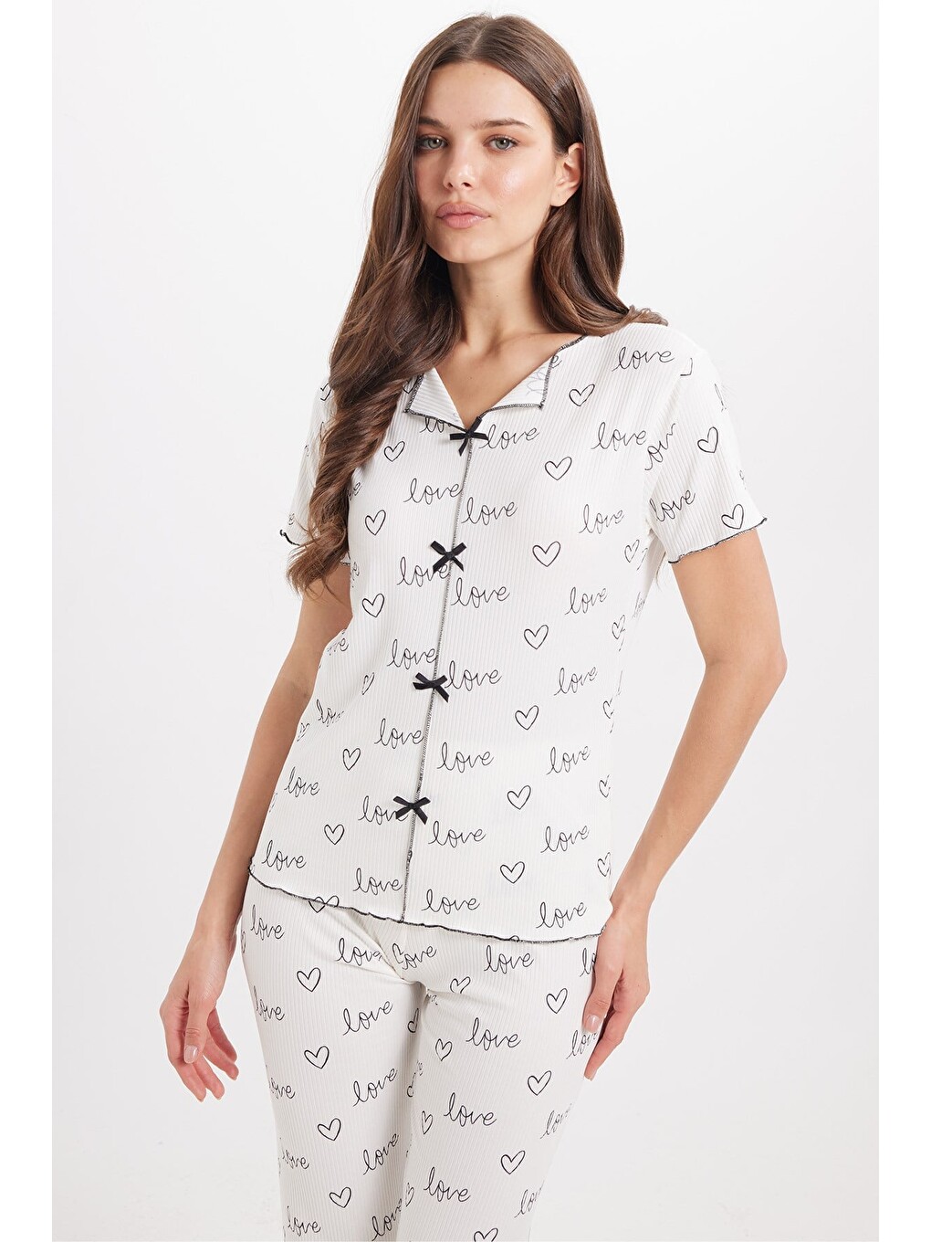 Kadın Standart Fit Normal Kesim Fitilli Görünüm Fiyonk Detaylı Kısa Kol Baskılı Beyaz Pijama Takımı-1